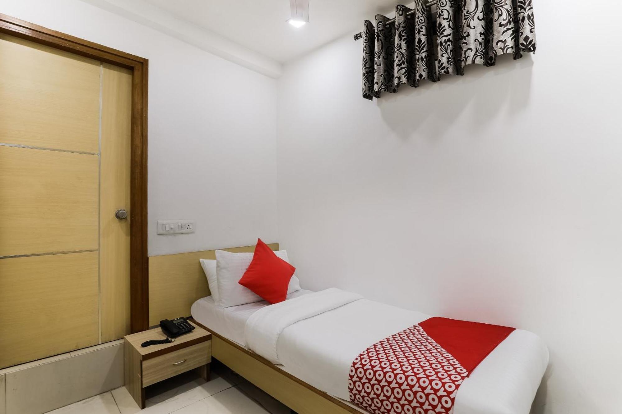 OYO 48254 Hotel D Veeray Ahmedabad Buitenkant foto